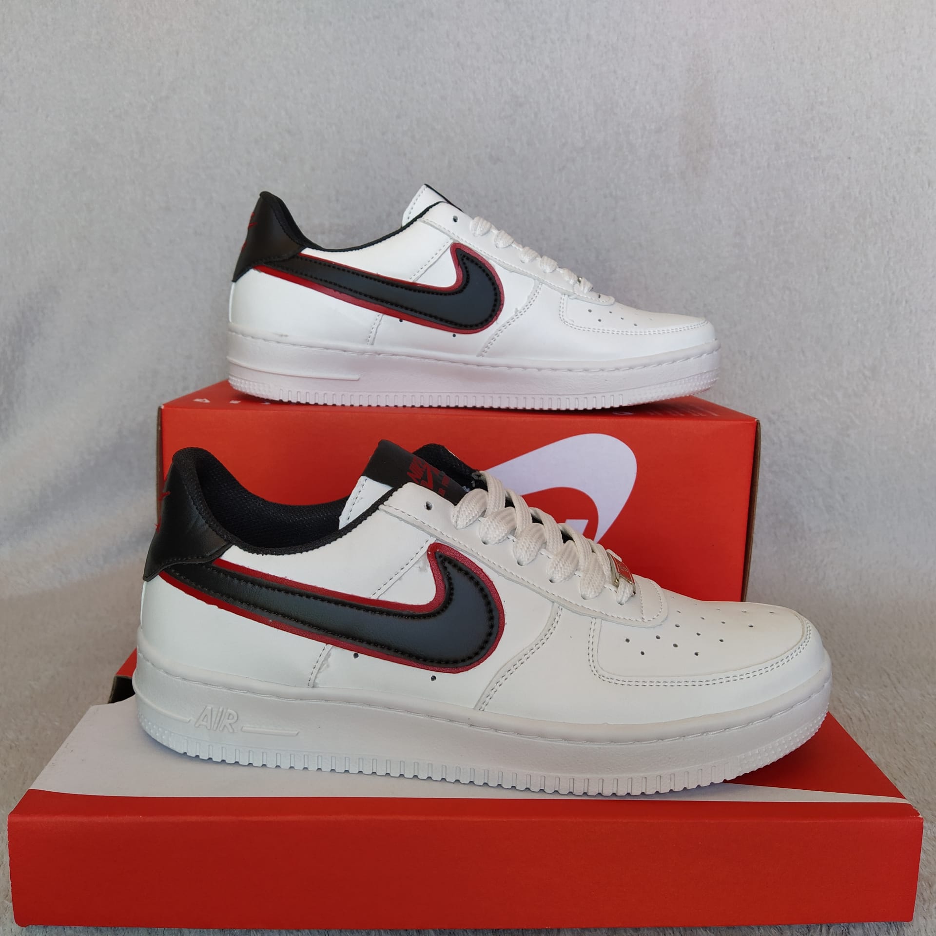 35,00€ - Sapatilhas Nike Air Branco com preto e Vermelho